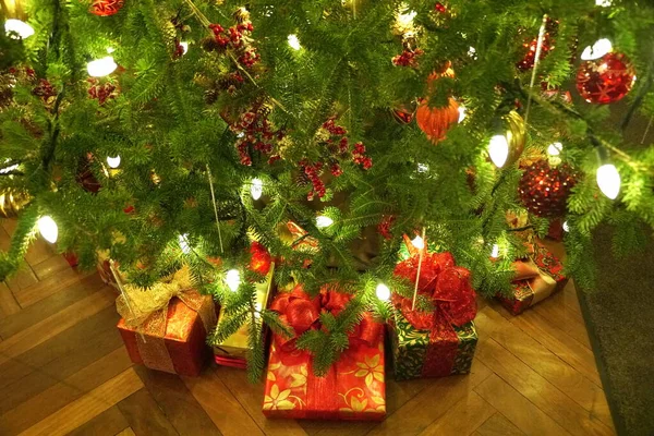 Caixas Presentes Sob Árvore Natal Com Luzes — Fotografia de Stock
