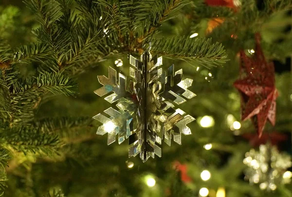 Een Zilveren Sneeuw Deeltje Gedaante Ornament Een Ontsteken Boven Kerstmis — Stockfoto