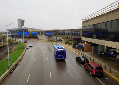 Philadelphia, Pennsylvania, ABD - 24 Ekim 2020 Havaalanı Terminali 'ne yolcu bırakan araçlar