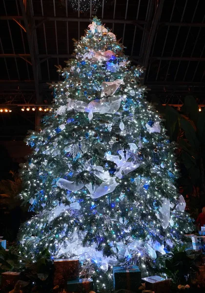 Hermoso Árbol Navidad Decorado Con Adornos Azules Plateados —  Fotos de Stock