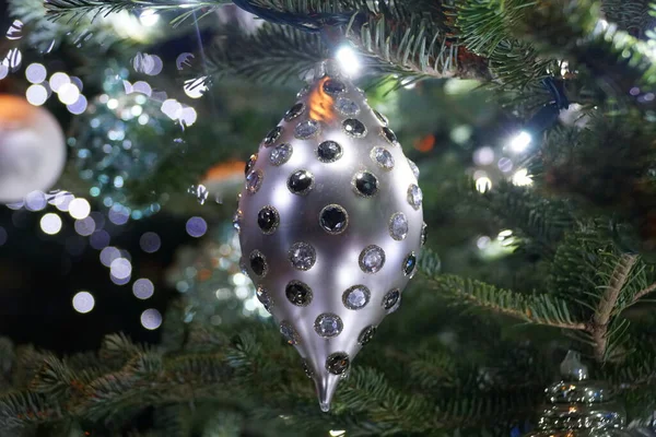 Ένα Ασημένιο Διακοσμητικό Κρύσταλλο Στο Χριστουγεννιάτικο Δέντρο — Φωτογραφία Αρχείου