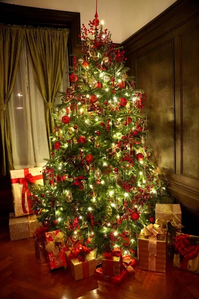Рождественская Елка Украшенная Огнями Красными Орнаментами — стоковое фото