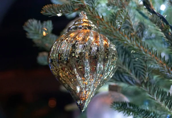 Ένα Χρυσό Χρώμα Στολίδια Ένα Φωτισμένο Χριστουγεννιάτικο Δέντρο — Φωτογραφία Αρχείου