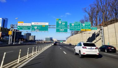 Fairfax, Virginia, ABD - 6 Aralık 2020 Dulles Havaalanı, Reston, Herndon, McLean ve Tyson Corner yönündeki 495 no 'lu otoban trafiğinin görüntüsü