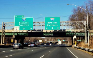 Virginia, ABD - 6 Aralık 2020 - Bethesda ve Baltimore 'a giden 495 nolu otoban trafiği ve 270 nolu otoban Rockville ve Frederick' e doğru ayrılıyor.