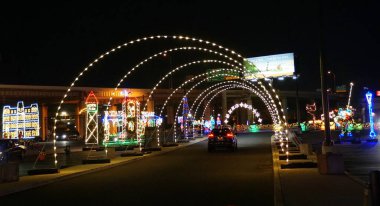 Wilmington, Delaware, ABD - 11 Aralık 2020 - Wilmington Drive 'da tatil ışık gösterisi boyunca renkli bir gösteri