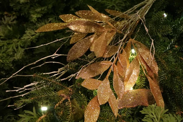 Cierre Hojas Bañadas Brillo Dorado Para Decoraciones Árboles Navidad — Foto de Stock