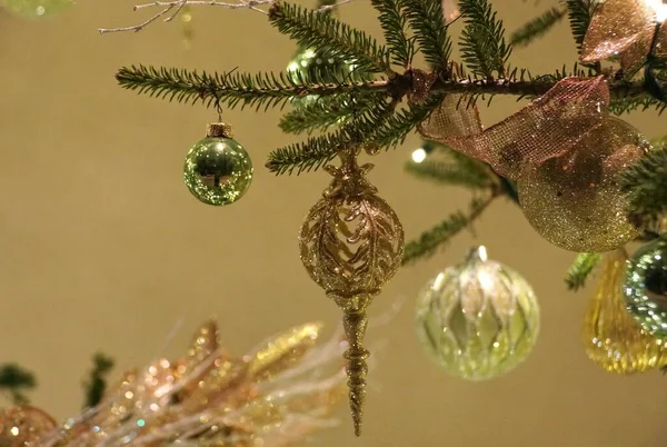 Ornamentos Cor Dourada Uma Árvore Natal — Fotografia de Stock