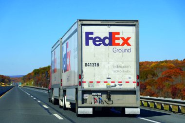 Jim Thorpe, Pennsylvania, ABD - 17 Ekim 2020 - Otoyolda ilerleyen büyük bir Fedex kamyonu