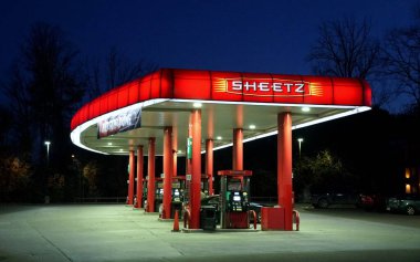 Williamsport, Pennsylvania, ABD - 17 Ekim 2020 - Geceleri Sheetz benzin istasyonu