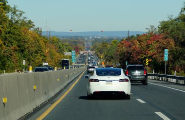 Allentown, Pennsylvania, ABD - 17 Ekim 2020 - 476 Güney otobanındaki trafik sonbahar yeşilliklerinin çarpıcı renklerine bakıyor