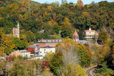 Jim Thorpe, Pennsylvania, ABD - 17 Ekim 2020 - Sonbahar yeşillikleri ile çevrili kentteki binaların ve tren raylarının uzaklığı