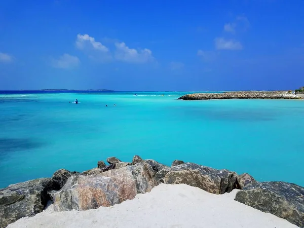 Vista Superior Uma Senhora Snorkeling Água Azul Clara Maldivas — Fotografia de Stock