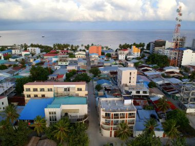 Maafushi, Maldivler - 1 Mart 2018 - Adanın yerel konutlarının, binalarının, otellerinin ve tatil yerlerinin havadan görünüşü