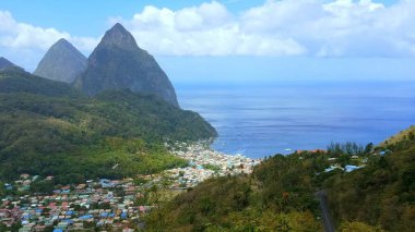 Şehrin havadan görünüşü ve St. Lucia 'daki Soufriere' in ikiz tepeleri.
