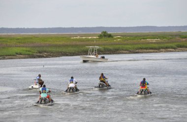 Tybee Adası, Gürcistan, ABD - 5 Kasım 2016 Koyu kıyısındaki jet ski 'de bir grup turist