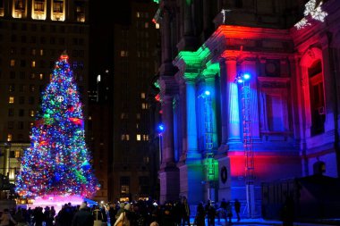 Philadelphia, Pennsylvania, ABD - 23 Aralık 2018 Belediyenin önünde büyük bir Noel ağacı ve renkli ışıklar sergileniyor.