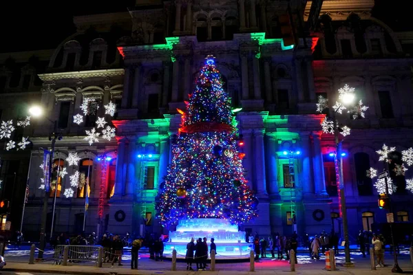 Philadelphia Pennsylvania Usa Prosince 2018 Velký Vánoční Stromek Barevné Osvětlení — Stock fotografie