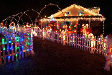 Wilmington, Delaware, ABD - 23 Aralık 2018 - Noel ışıkları, aydınlanmış figürler ve sergilerle süslenmiş bir ev
