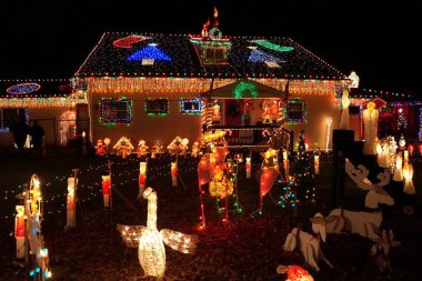 Wilmington, Delaware, ABD - 23 Aralık 2018 - Noel ışıkları, aydınlanmış figürler ve sergilerle süslenmiş bir ev