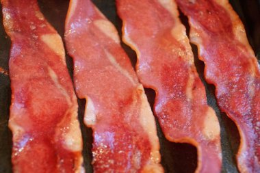 Kırmızı hindi pastırmasını ocağın üzerine yakın.