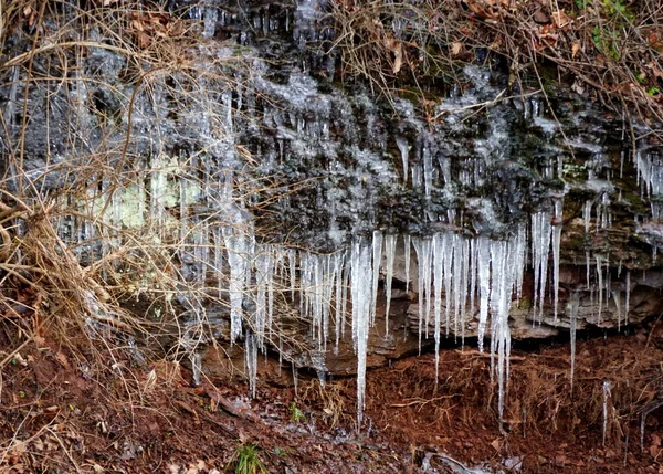 Scharfe Eiszapfen Bildeten Sich Winter Auf Den Felsen — Stockfoto