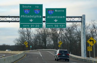 Pennsburg, Pennsylvania, ABD - 476 Kuzey ve Güney otobanlarında trafik ve 276 nolu otobandan Philadelphia ve Allentown 'a