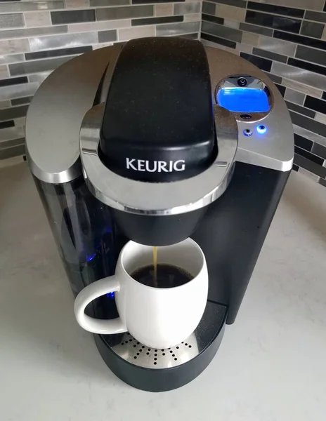 Wilmington, Delaware, ABD - 10 Eylül 2020 - Beyaz fincanlı bir Keurig kahve makinesi