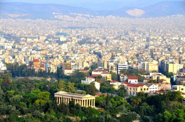 Atina, Yunanistan - 20 Ekim 2015 - Şehrin havadan görünüşü ve tepeden tarihi binalar