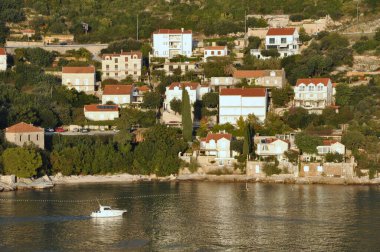 Split, Hırvatistan - 27 Mayıs 2014 - Adriyatik Denizi kıyısındaki tepenin manzarası