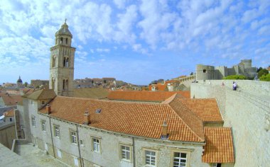 Dubrovnik, Hırvatistan - 24 Mayıs 2014 - Şehrin manzarası ve şehir duvarının tepesinden kırmızı çatı