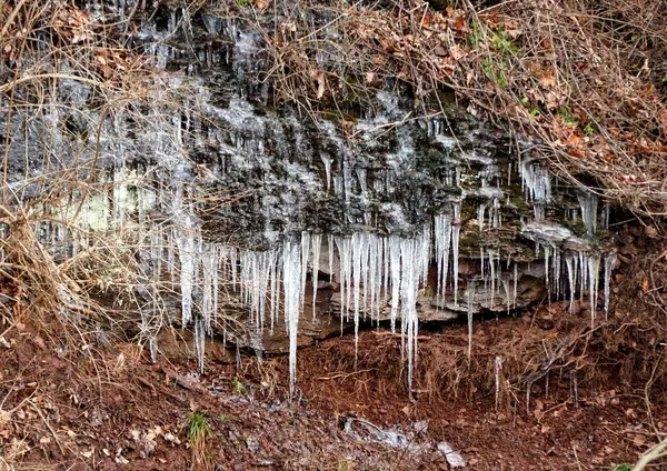 Die Scharfen Eiszapfen Die Sich Während Des Kalten Winters Auf — Stockfoto