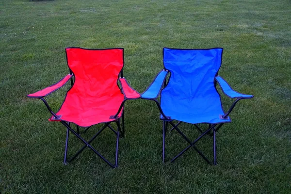 빨간색과 파란색접는 의자가 경기장에 있습니다 — 스톡 사진