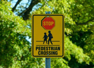 Şikago, Illinois, ABD - 13 Ekim 2018 Yaya geçidi yakınında durmaları için sürücüleri uyardı.