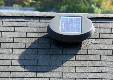 Çatıda küçük bir güneş paneli şekli.