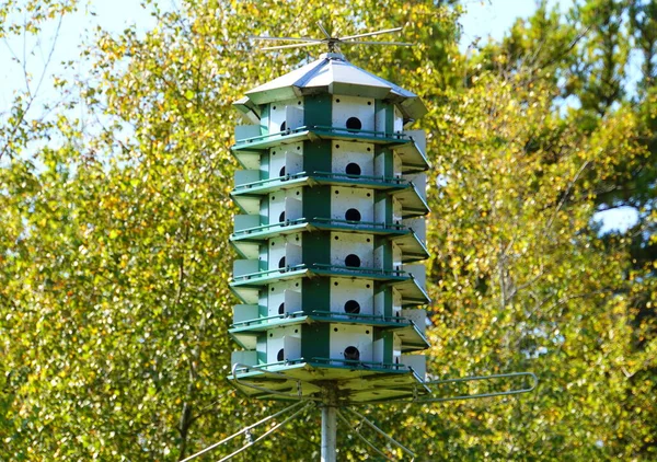 Ein Großes Stöckiges Vogelhaus Grünen Und Weißen Farben — Stockfoto