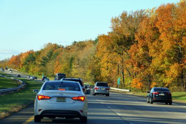 Atlantic City, New Jersey, ABD - 5 Kasım 2018 Sonbahar yeşilliklerinin çarpıcı renkleriyle otoyolda