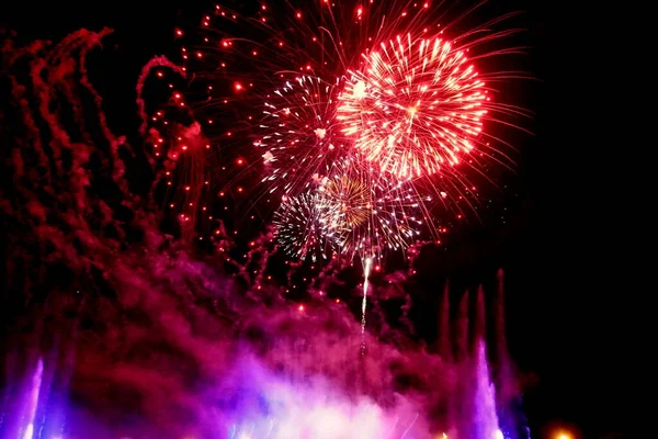 Beautiful Fireworks Dark Sky Lit Water Fountain — Stock Photo, Image