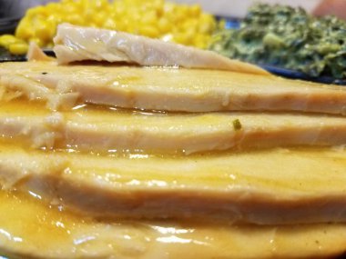 Hindi göğsünün dilimlerini tavuk sosuyla kapat.