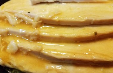 Hindi göğsünün dilimlerini tavuk sosuyla kapat.