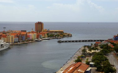 Willemstad, Curacao - 16 Kasım 2018 - St Anna Körfezi boyunca binalar ve gemilerle Kraliçe Juliana Köprüsü 'nün tepesinden şehrin manzarası