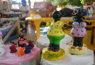 Willemstad, Curacao - 16 Kasım 2018 - Renkli Chichi bebeklerinin çeşitliliği ve boyutları