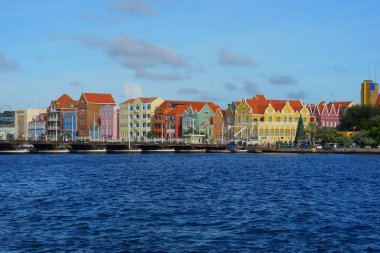 Willemstad, Curacao - 14 Kasım 2018 - St. Anna Körfezi boyunca gün boyunca renkli binaların manzarası