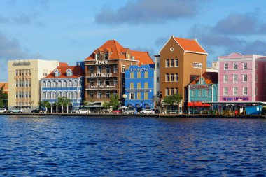 Willemstad, Curacao - 14 Kasım 2018 - St. Anna Körfezi boyunca gün boyunca renkli binaların manzarası