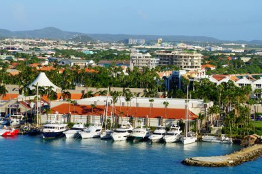 Oranjestad, Aruba - 17 Kasım 2018 Liman manzarası, limanlar boyunca tekneler ve binalar