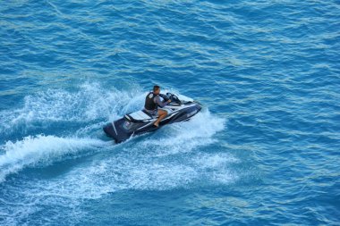 Oranjestad, Aruba - 17 Kasım 2018 körfezde jet ski sürat yapan bir adam