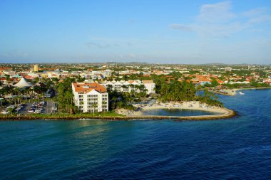 Oranjestad, Aruba yakınlarındaki körfezin manzarası -