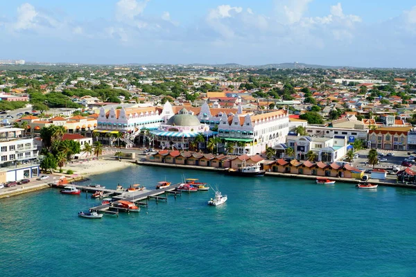 Oranjestad, Aruba - 17 Kasım 2018 Limandaki liman, tekne ve binaların hava manzarası