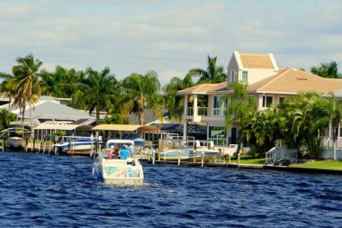 Cape Coral, Florida, ABD - 3 Aralık 2018 Körfez kenarındaki tekne ve sahil evi manzarası