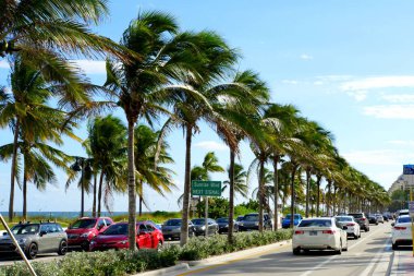 Fort Lauderdale, Florida, ABD - 18 Kasım 2018 Sunset Bulvarı 'ndaki yol ve binaların manzarası
